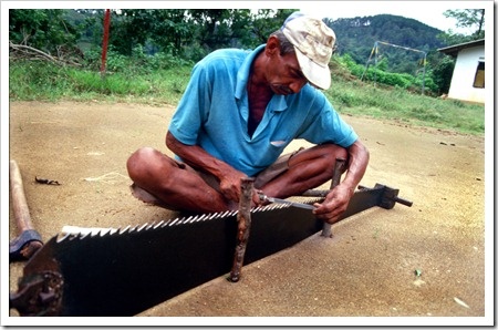 Workmen fixing saw, Ella, Sri Lanka © Jason Jones