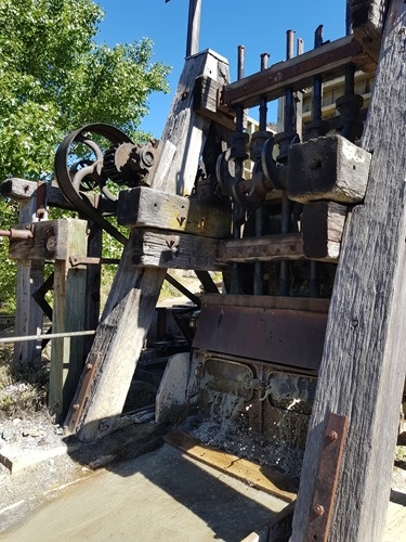A grinding machine that feeds the resulting powder into a mercury amalgam