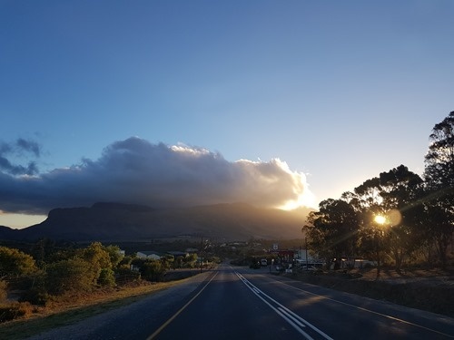 A sunset across the R62 in Barrydale