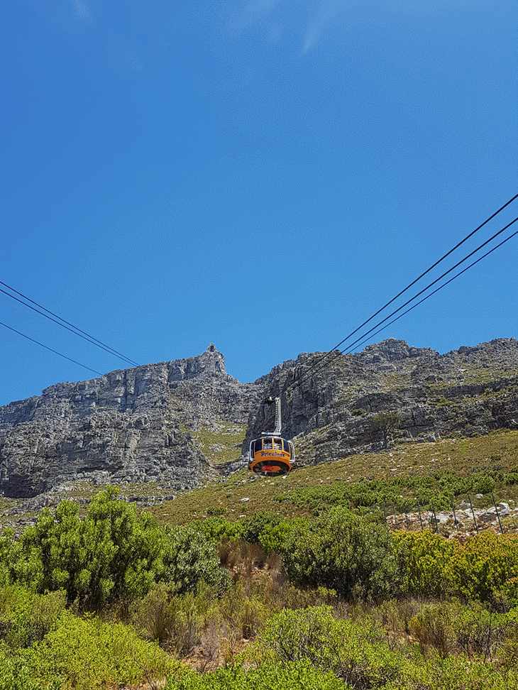 The cable car arriving