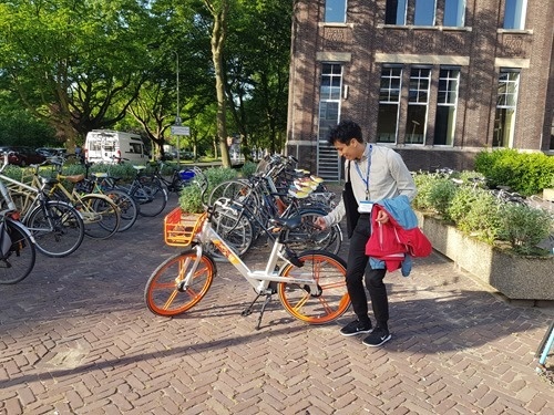 Lorenzo unlocking his Mobike