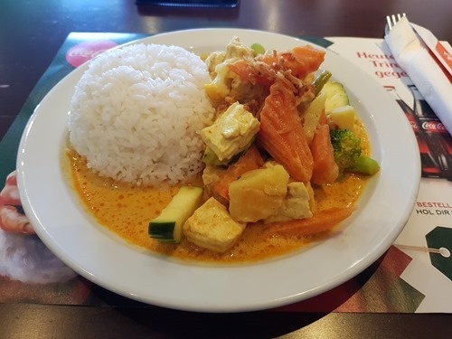 Yellow curry with vegetables and tofu