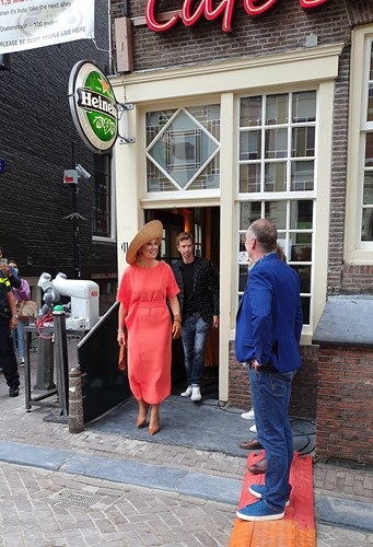 The Queen leaving the Cafe