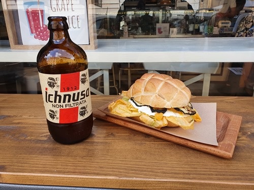 A quick bite before the museum tour