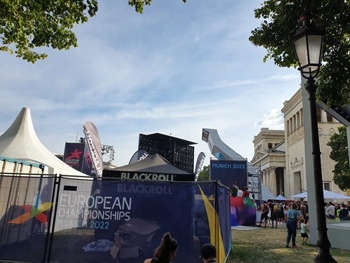 The crowd watching the climbing from outside