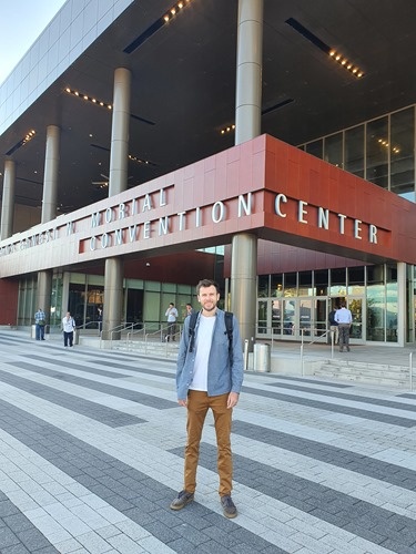 Pete outside the venue