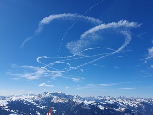 Crazy contrails